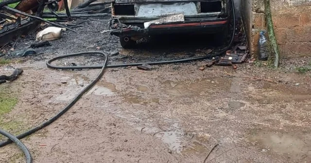 Park halindeki otomobilde çıkan yangın eve sıçradı Sakarya Haberleri