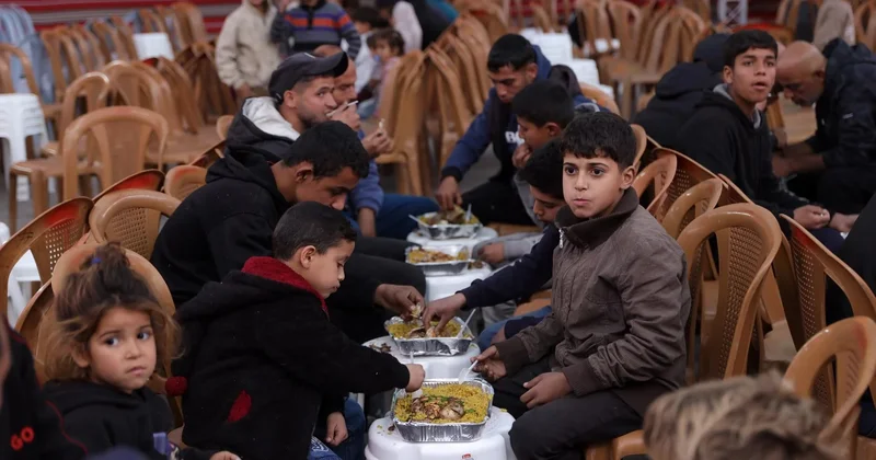 Gazze deki Filistinliler, İsrail bombalarının sesleri olmadan ilk iftarını açtı