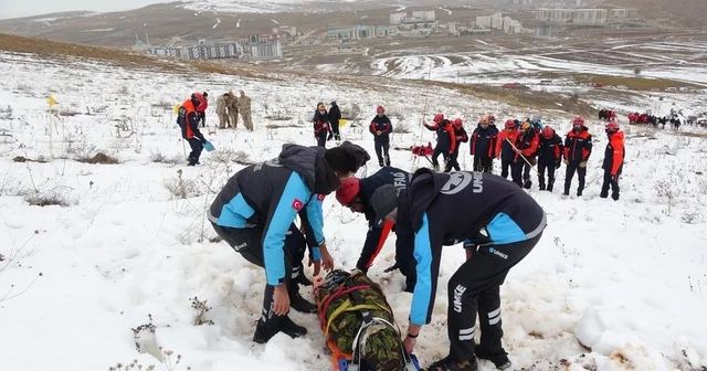 Bayburt ta gerçeği aratmayan tatbikat: 3 kişi çığ altından çıkarıldı Bayburt Haberleri
