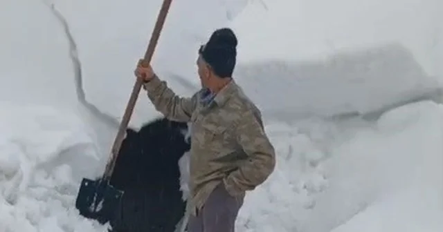 Çatıdan düşen kar kütlesinden saniyelerle kurtuldu Kars Haberleri