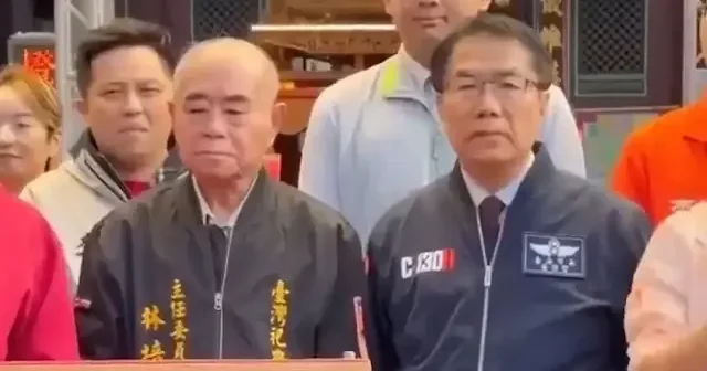 Tayvan da tapınak başkanı devlet başkanının üzerine kustu VİDEO İZLE