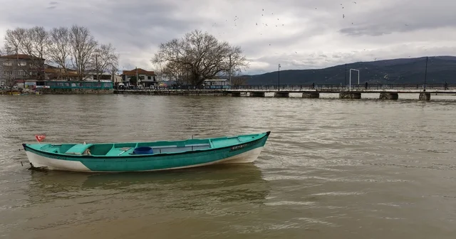 Uluabat Gölü nde, araçların park edildiği köprünün altından yağışlar sonrası yeniden kayıklar geçiyor Bursa Haberleri