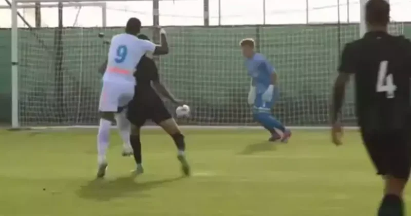 Jhon Duran futbolu kafada bitirmiş : İlk maçında rakip stoperle güreşti