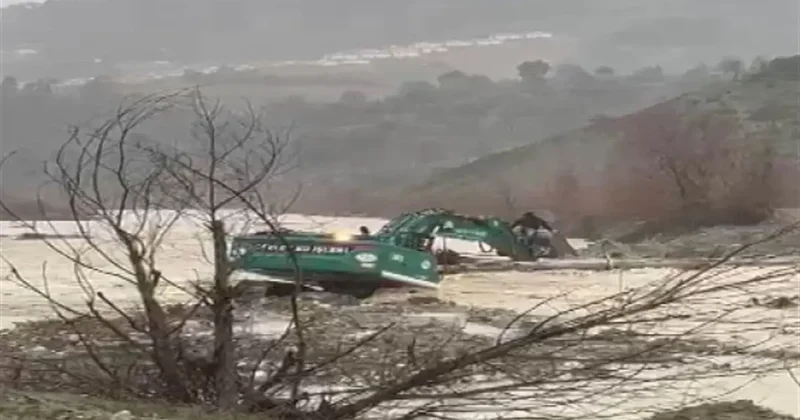 Kahramanmaraş’ta dere taştı, mahsur kalan vatandaş iş makinesiyle kurtarıldı