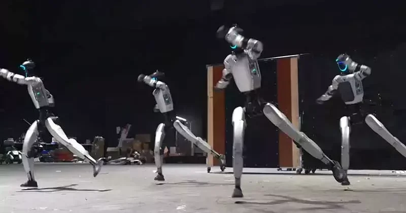 Çin de Bahar Bayramı galasında insansı robotlardan dövüş sanatları gösterisi