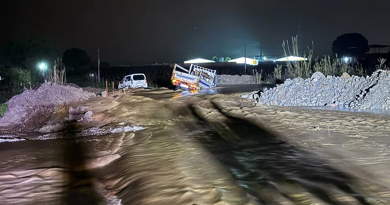 Manisa da dere taştı, iki araç suda mahsur kaldı