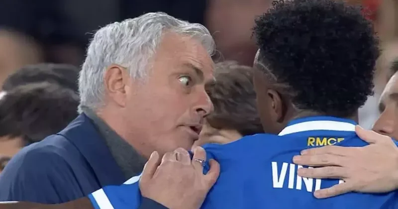 Maça ırkçı tezahürat engeli! Sahayı terk etti