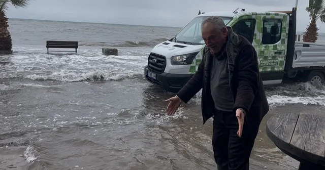 Birazdan balıklar gelir dedi, kuşlar sahil yolunda avladı Deniz karayla birleşti, işletmeler dükkan açamadı Muhtar ile esnafın renkli diyaloğu kameraya yansıdı Bursa Haberleri