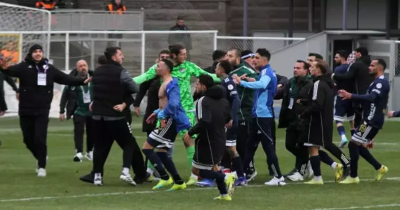 1. Lig maçında kavga çıktı! Futbolcular birbirine girdi
