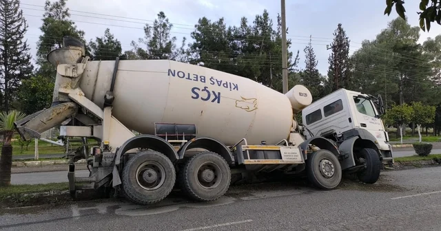 Çukura düşen beton mikseri devrilmeye ramak kala durdu Hatay Haberleri