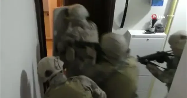 Bursa da 700 polisle şafak operasyonu...Camdan uyuşturucuyu böyle atmak istedi