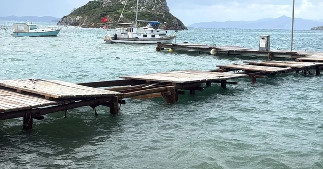 Bodrum da fırtına; , deniz taştı, işletmelerin camları kırıldı Muğla Haberleri