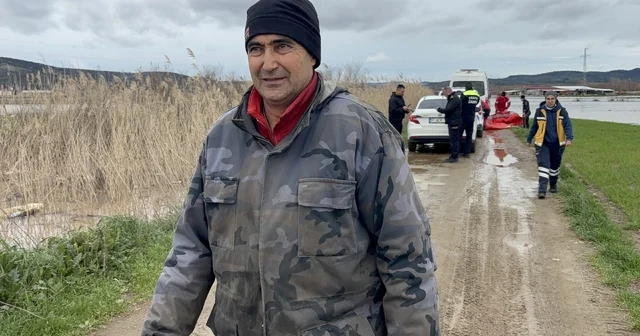 Ezine de Menderes Çayı taştı, kışlada hayvanlarıyla mahsur kalan adam kurtarıldı 6 saat hayvanlar ile mahsur kaldı, yeni doğan 2 kuzuyla kurtarıldı Çanakkale Haberleri