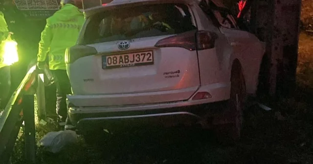 Otomobil, bariyere ve üst geçidin ayağına çarptı; sürücü öldü, babası yaralı Rize Haberleri