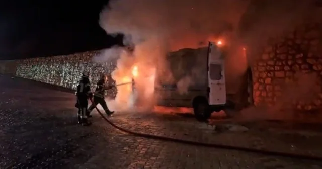 Amasya da hasta nakil aracı alev aldı: Yatalak hasta kurtarıldı Amasya Haberleri