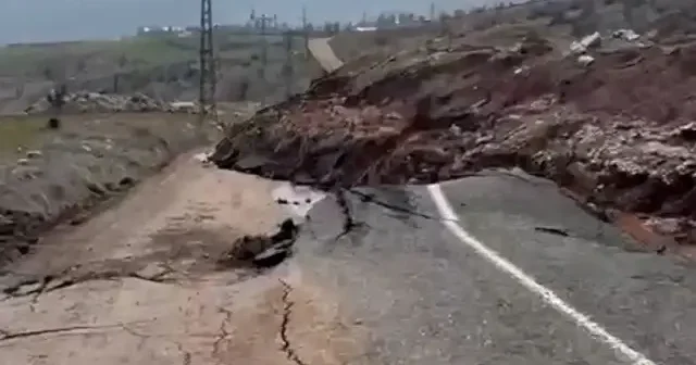 Şırnak ta sağanak nedeniyle köy yolu çöktü VİDEO İZLE