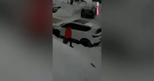 Rusya da bir kadının üzerine dev kar kütlesi düştü