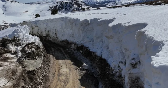 Kar iş makinelerinin boyunu aştı, kapalı yollar böyle açıldı Tokat Haberleri