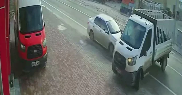 Dönüş yapmak isteyen kamyonete otomobil çarptı: 1 yaralı Aksaray Haberleri