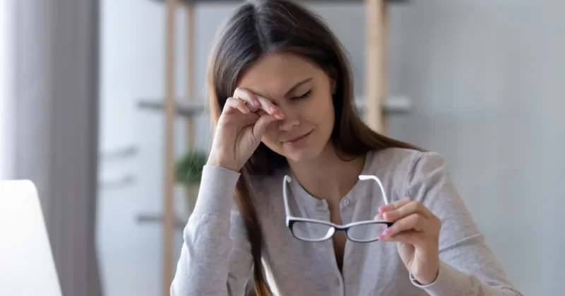 Ekrana bakarken fark etmeden yapıyorsunuz! Göz kuruluğu böyle başlıyor