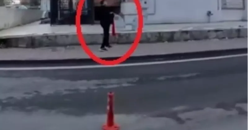 14 yaşındaki çocuk yerde gördüğü Türk bayrağını öperek kaldırdı