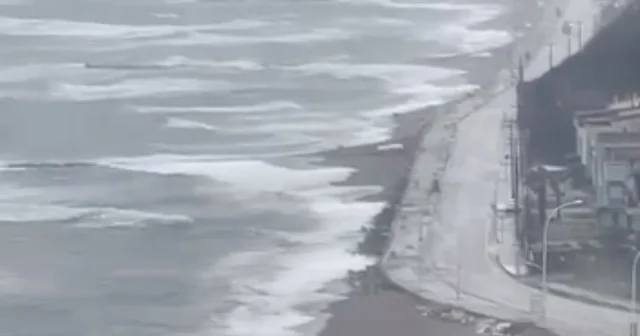 Karacabey de fırtına ve sağanak sonrası deniz taştı Bursa da fırtına etkili oldu, deniz seviyesi yükseldi, sular yola dayandı Bursa Haberleri