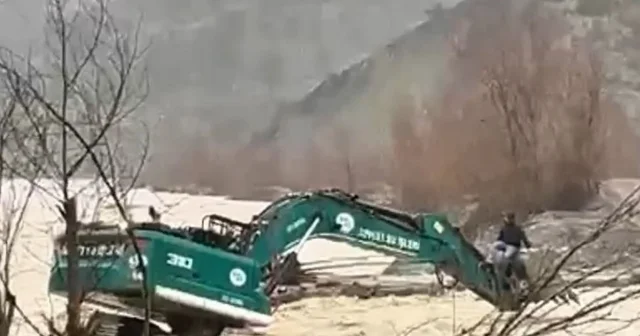 Mahsur kalan vatandaş iş makinesi ile kurtarıldı Kahramanmaraş Haberleri