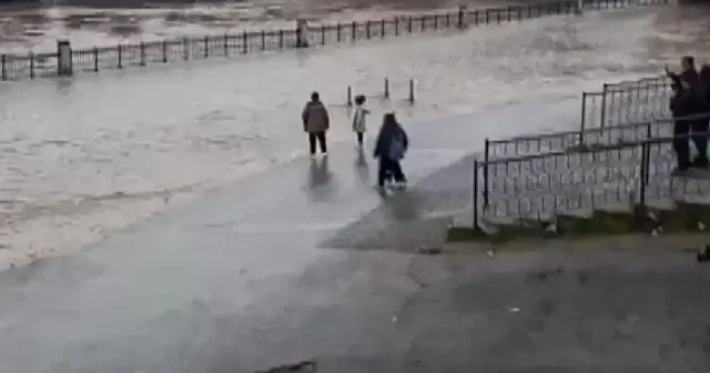 Şiddetli sağanak Çanakkale yi vurdu: Taşan Sarıçay yolları göle çevirdi VİDEO İZLE