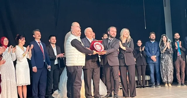 Düğünümüz var Kütahya tiyatro oyunu büyük beğeni aldı Kentin kültürel mirası mizahi bir dille sahneye taşındı Kütahya Haberleri