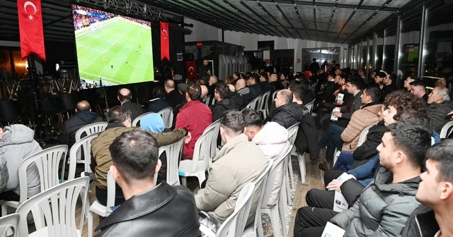 Galatasaray ın Avrupa zaferini birlikte izlediler Isparta Haberleri