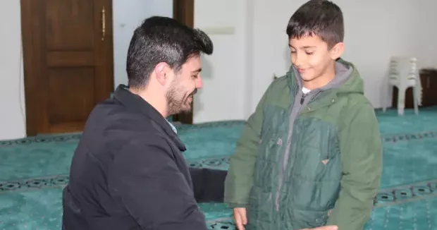 Manisa haberleri Muhammed in edindiği şuur göz yaşarttı: Cami ihtiyacını kendi ihtiyacının önüne koydu 18 Şubat 2026