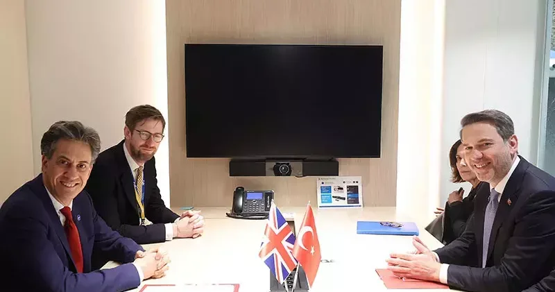 Bakan Bayraktar, Birleşik Krallık Enerji Bakanı Miliband ile görüştü
