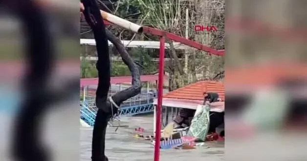 Canını tehlikeye attı, köpeğini akıntıya kapılmaktan son anda kurtardı