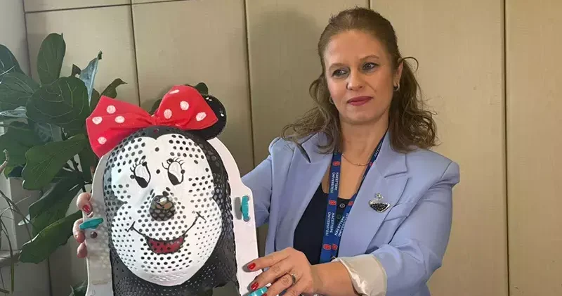 Radyoterapi gören çocuklara çizgi film kahramanlı maske