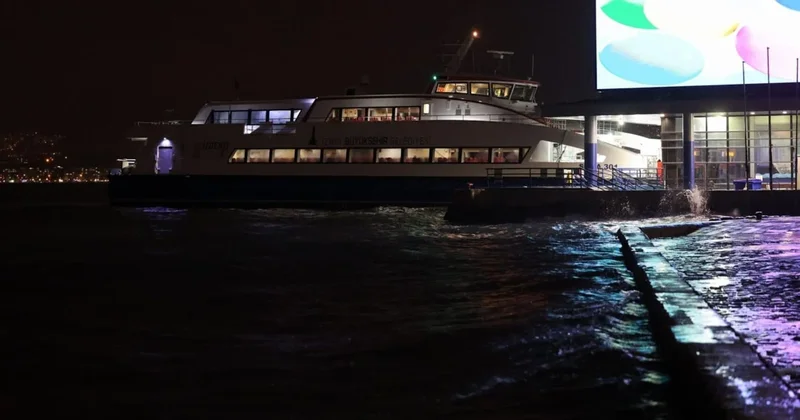 İzmir i sağanak yağış vurdu; basınç düştü, deniz kabardı Sözcü Gazetesi