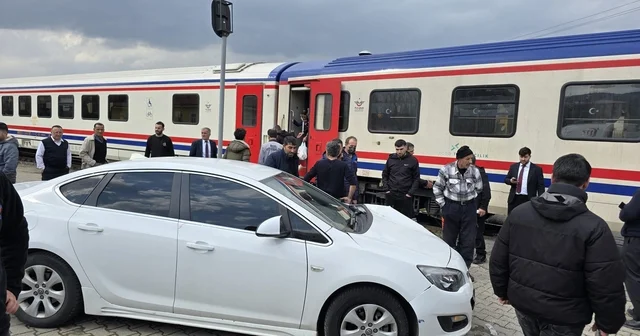 Bingöl de yolcu treni otomobile çarptı: 3 yaralı Bingöl Haberleri