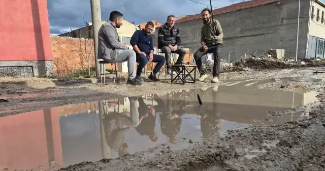 Eskişehirli esnaftan CHP li belediyeye ilginç protesto: Oltalarını alıp sokakta balık tuttular VİDEO İZLE