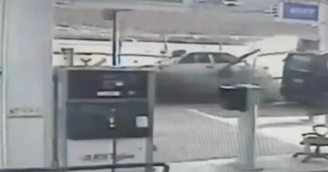 Çorum da otomobil akaryakıt istasyonuna daldı VİDEO İZLE