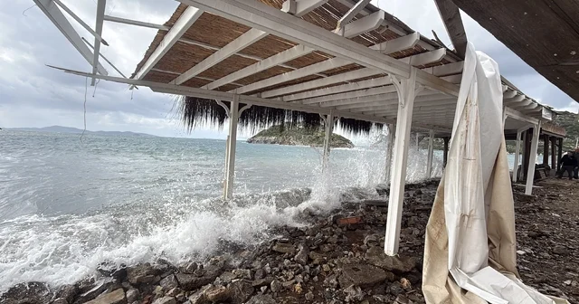 Bodrum sahili savaş alanına döndü: Fırtına işletmeleri yerle bir etti Muğla Haberleri