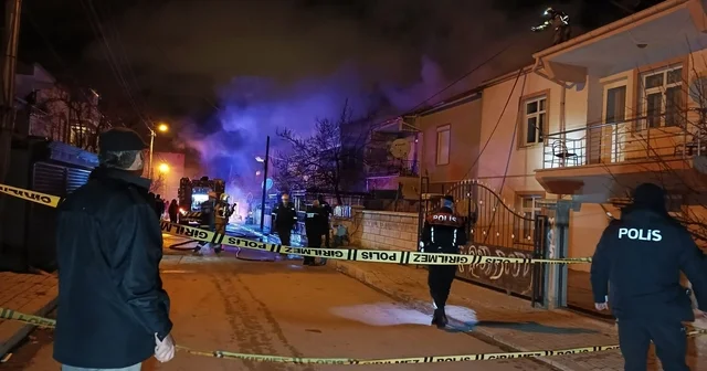 Çatı katında çıkan yangın bitişikteki binaya sıçradı: 3 kişi dumandan etkilendi Karaman Haberleri