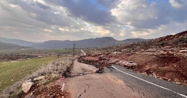 Kasrik te heyelan alarmı: Köy yolu çöktü, ulaşım durdu Şırnak Haberleri
