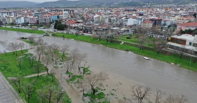 Çanakkale de debisi yükselen Sarıçay da yaşanan taşkın dronla görüntülendi Çanakkale Haberleri