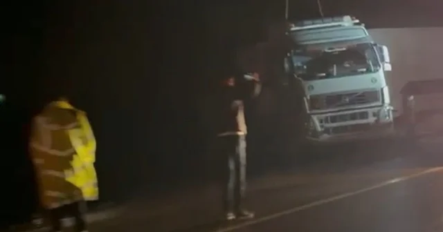 Siirt te tır devrildi, sürücü hafif yaralandı Siirt Haberleri