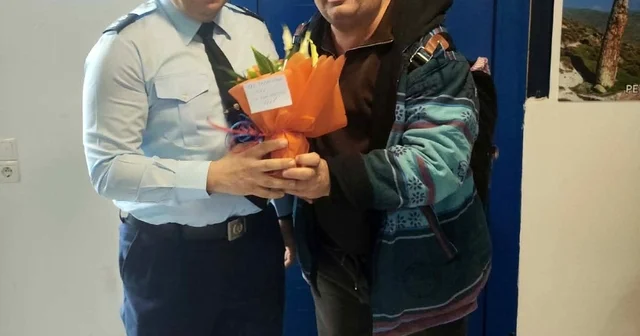 Türk turistlerden Yunanlı komisere çiçekli teşekkür Balıkesir Haberleri