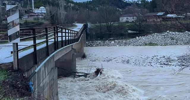 Şiddetli yağış Çameli ve Acıpayam da iki köprüyü yıktı Denizli Haberleri