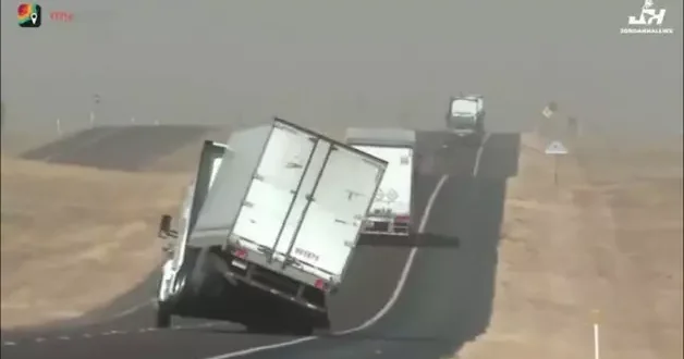 Teksas ta şiddetli fırtına devasa tırı devirdi