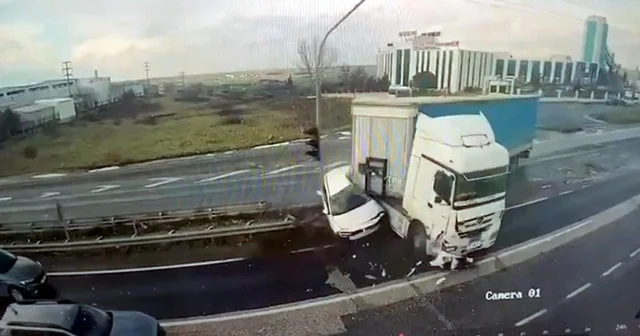 Işık ihlali yapan TIR ın çarptığı otomobilin sürücüsü yaralandı; kaza kamerada Tekirdağ Haberleri