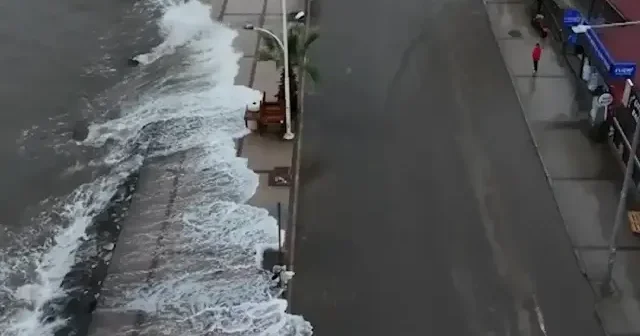 Bursa’da fırtına kıyıları vurdu: Deniz taştı yollar sular altında kaldı VİDEO İZLE