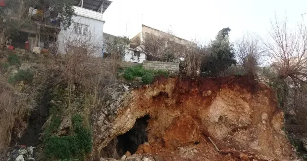 Hatay haberleri Hatay da toprak kaydı, evlerin altındaki mağara gün yüzüne çıktı 18 Şubat 2026