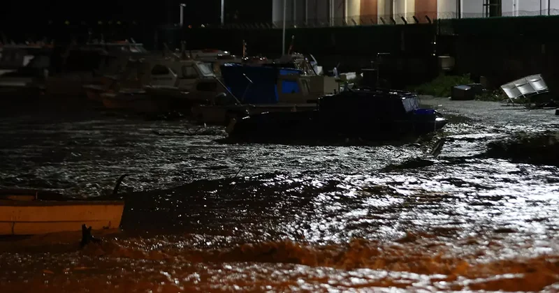 Seviye yüzde yüze ulaştı! Dolan baraj taştı, hem araca hem vatandaşa kapatıldı